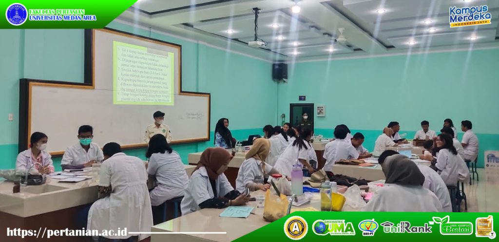 Mahasiswa Fakultas Pertanian Universitas Medan Area Melakukan Praktikum Untuk Menunjang Keahlian Mahasiswa
